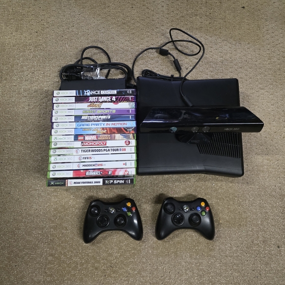 Xbox 360 S 4GB Console Bundle with Kinect/Controllers/14 Games - Picture 1 of 2